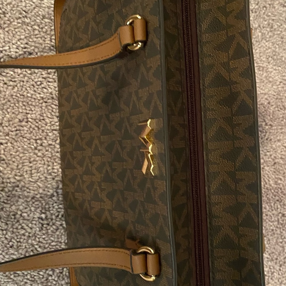 Brand New without tags Michael Michael Kors
SYLVIA SIGNATURE MEDIUM TOTE - Picture 9 of 14
